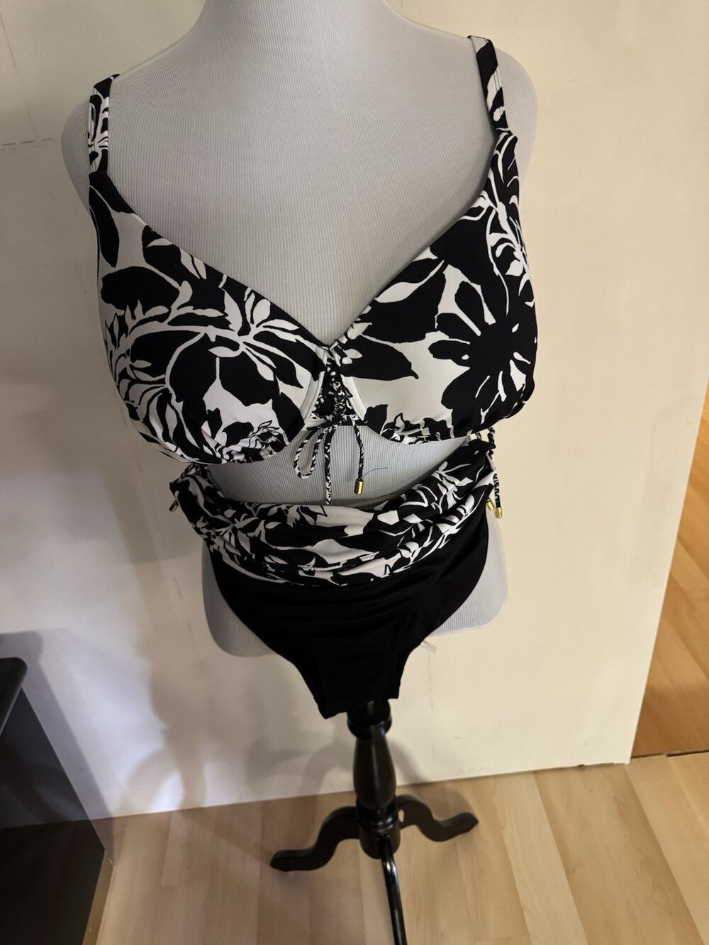 Women's two-piece black and white floral design sweetheart neckline